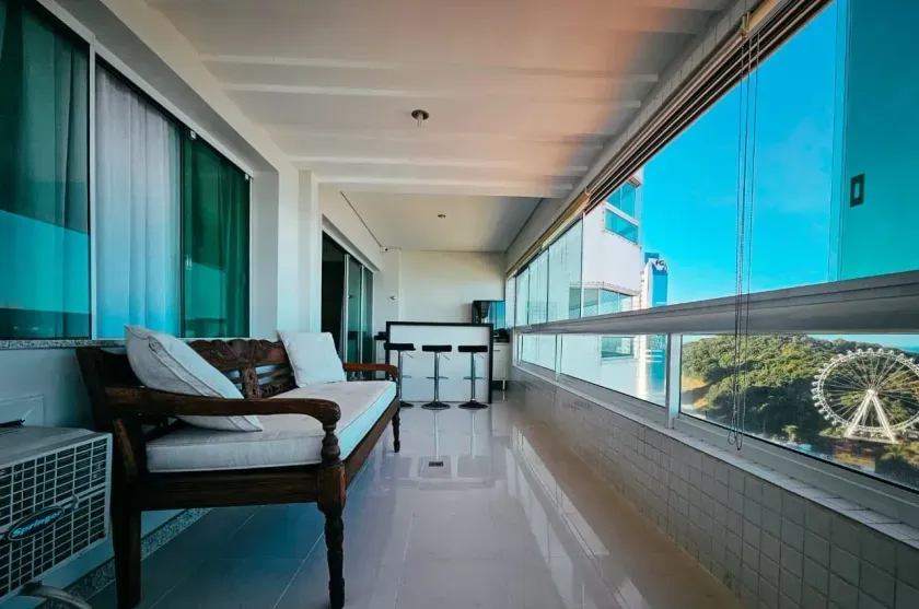 Apartamento Vista Mar com 3 dormitórios sendo 1 suíte e 1 vaga de garagem em Balneário Camboriú