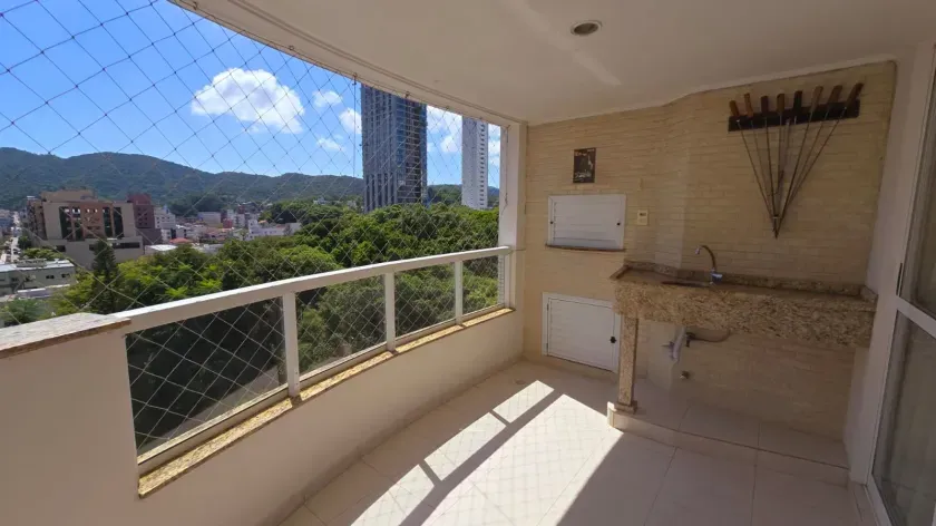 Apartamento quadra mar com 2 dormitórios sendo 1 suíte e 1 vaga em Balneário Camboriú/SC