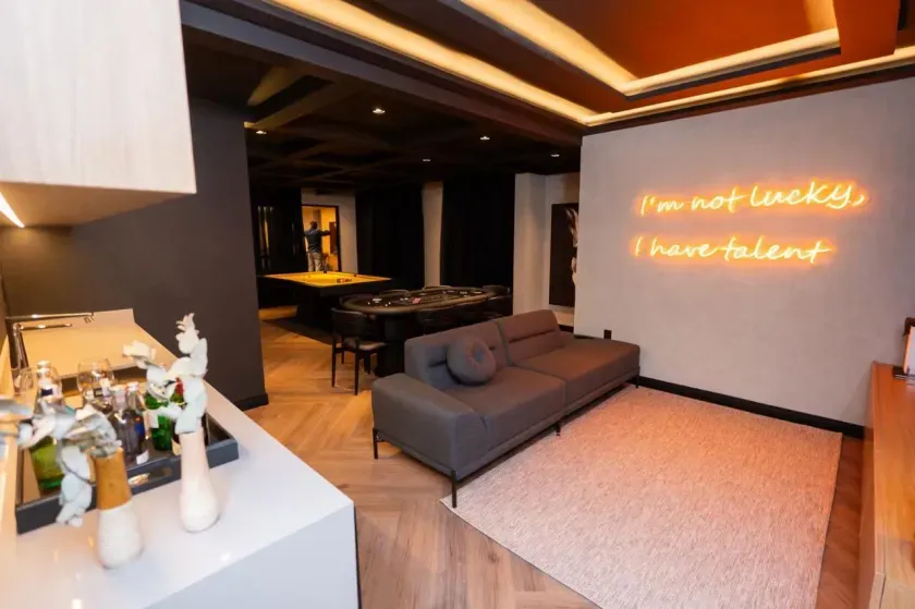 Apartamento com 2 dormitórios sendo 1 suíte e 1 vaga de garagem na Praia dos Amores — foto 1