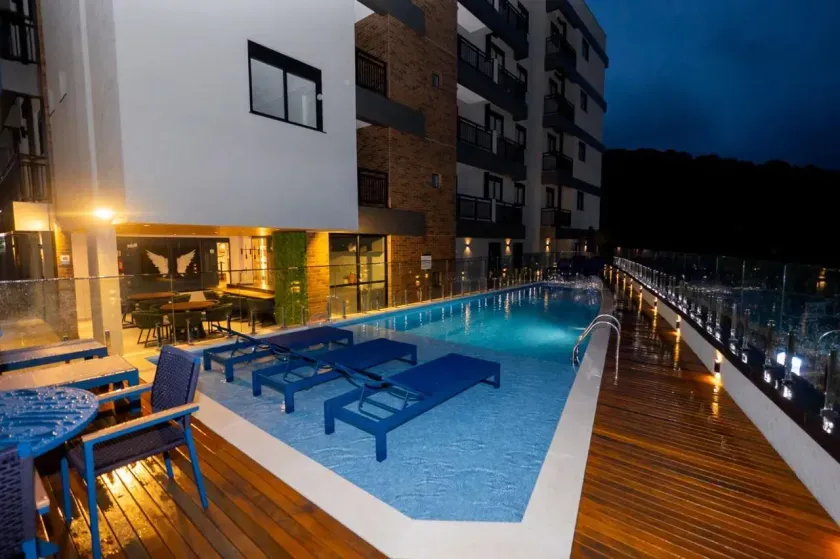 Apartamento com 2 dormitórios sendo 1 suíte e 1 vaga de garagem na Praia dos Amores — foto 3