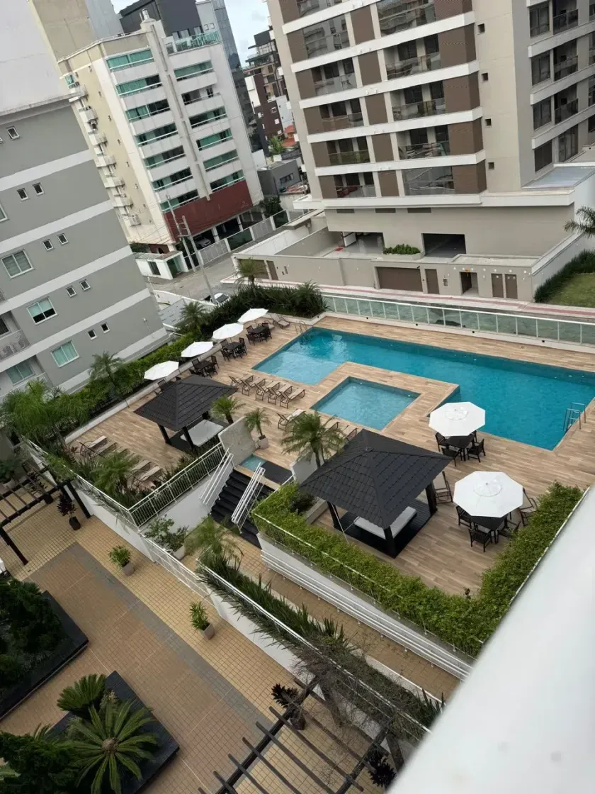 Apartamento mobiliado com 3 dormitórios sendo 1 suítes e 2 vagas de garagem em Itajaí/SC