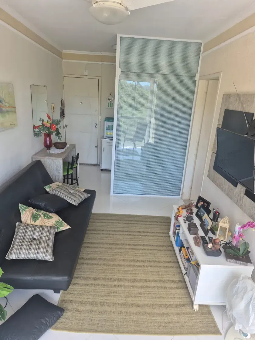 Apartamento mobiliado com 1 dormitório e 1 vaga de garagem no bairro Vila Real em Balneário Camboriú