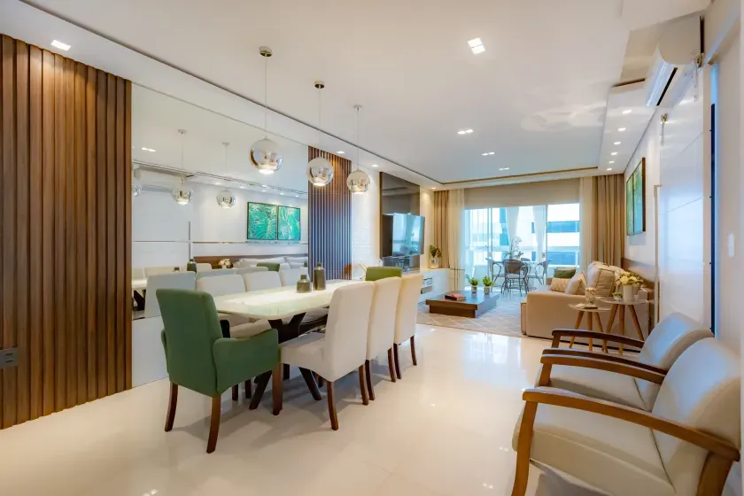 Apartamento com 2 demi suítes e 1 suíte, 2 vagas de garagem no Centro de Balneário Camboriú