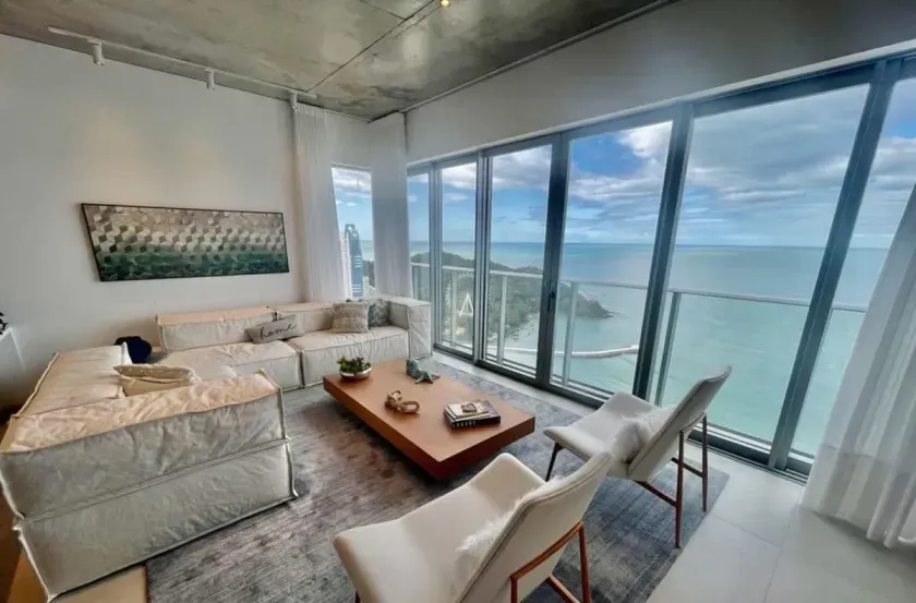 Apartamento frente mar mobiliado com 5 suítes e 4 vagas de garagem em Balneário Camboriú
