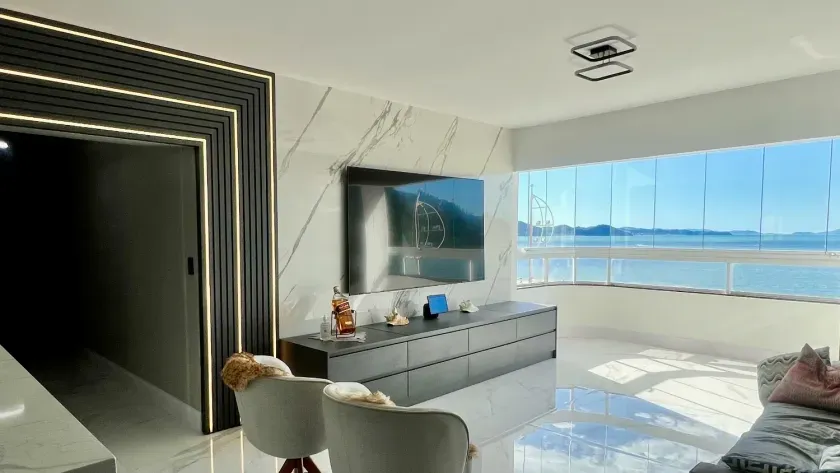 Apartamento frente mar mobiliado com 4 dormitórios sendo 2 suítes e 1 vaga em Balneário Camboriú