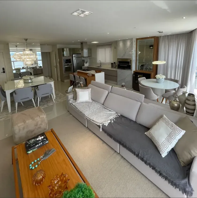Apartamento mobiliado frente mar com 4 suítes e 3 vagas na Avenida Atlântica em Balneário Camboriú