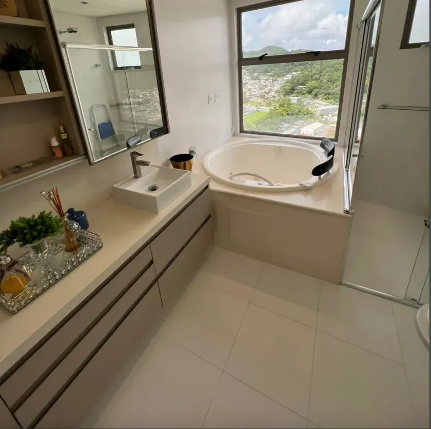 Apartamento mobiliado frente mar com 4 suítes e 3 vagas na Avenida Atlântica em Balneário Camboriú — foto 29