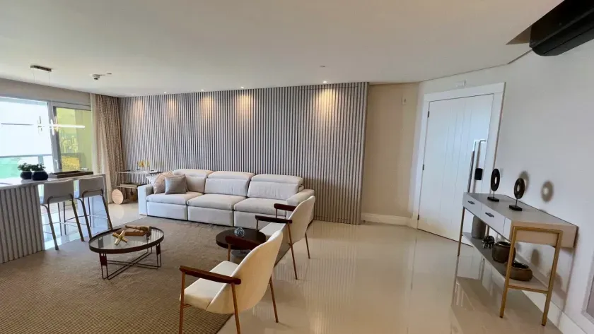 Apartamento quadra mar mobiliado com 3 suítes e 3 vagas na Barra Norte em Balneário Camboriú