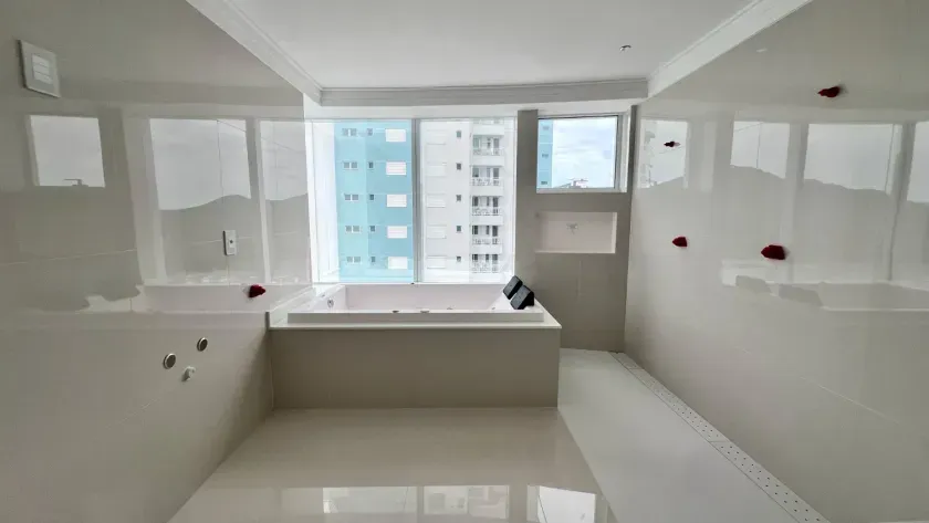Apartamento frente mar com 4 suítes e 4 vagas de garagem em Balneário Camboriú — foto 9