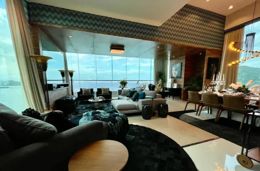 Cobertura Triplex frente mar com 7 suítes e 6 vagas de garagem em Balneário Camboriú