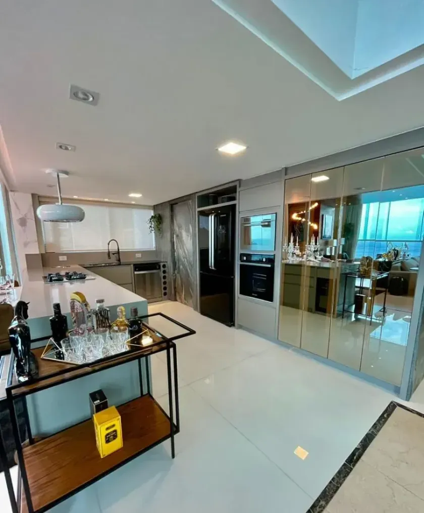 Cobertura Triplex frente mar com 7 suítes e 6 vagas de garagem em Balneário Camboriú — foto 17