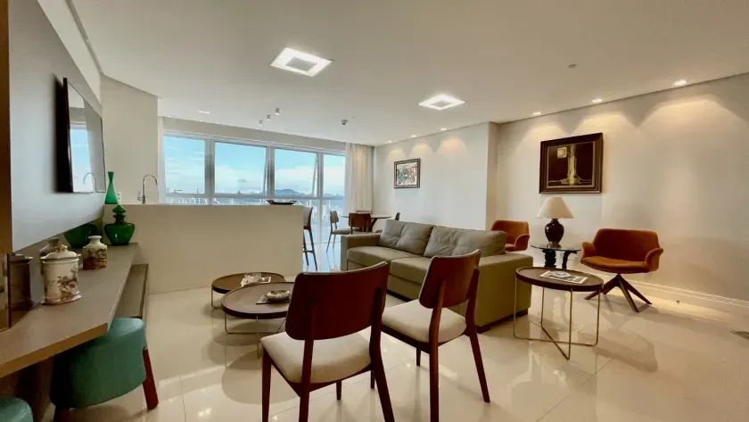 Apartamento quadra mar com 3 suítes e 3 vagas de garagem em Balneário Camboriú