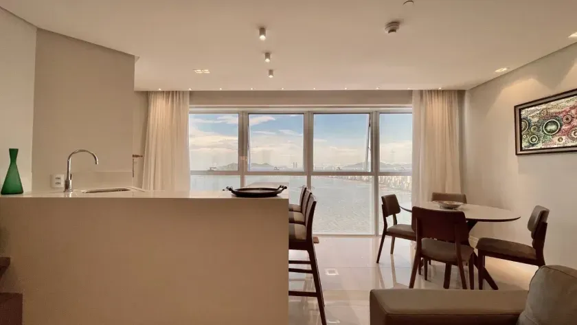 Apartamento quadra mar com 3 suítes e 3 vagas de garagem em Balneário Camboriú — foto 10