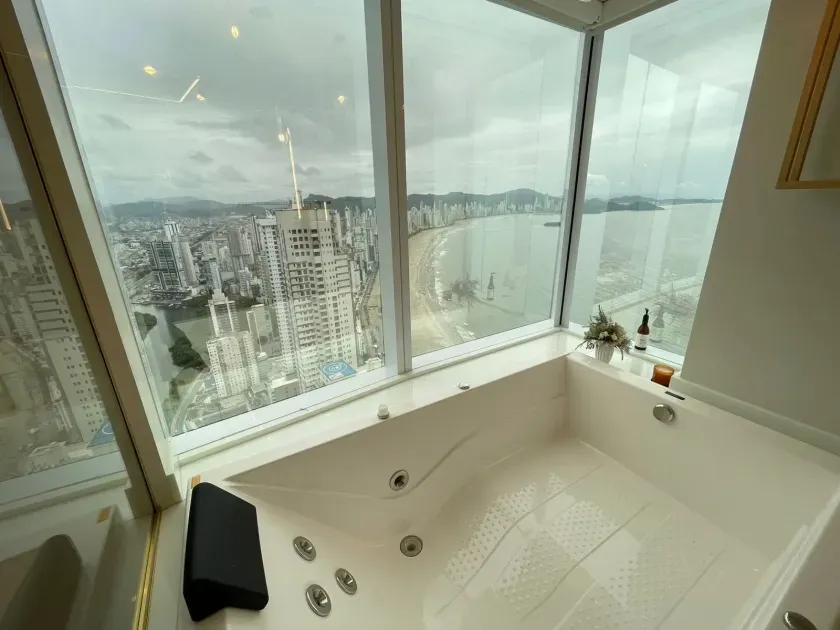 Apartamento alto padrão frente mar com 4 suítes e 3 vagas de garagem - Av. Atlântica/SC — foto 30