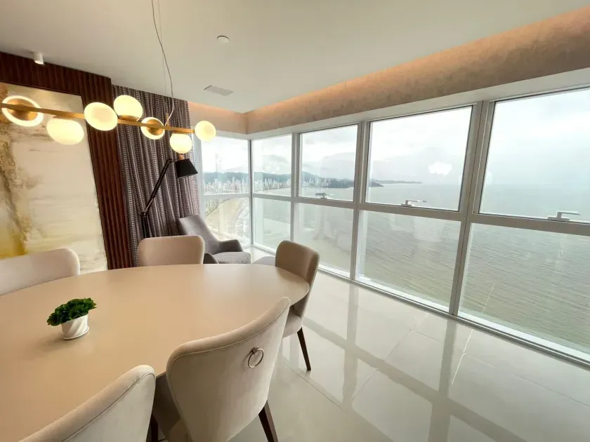 Apartamento alto padrão frente mar com 4 suítes e 3 vagas de garagem - Av. Atlântica/SC