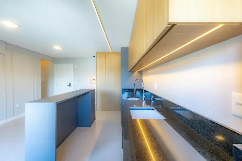 Apartamento semi-mobiliado com 2 suítes e 2 vagas de garagem na Praia dos Amores — foto 6