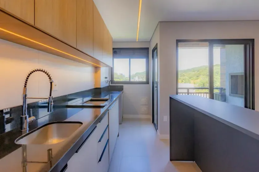 Apartamento semi-mobiliado com 2 suítes e 2 vagas de garagem na Praia dos Amores — foto 2