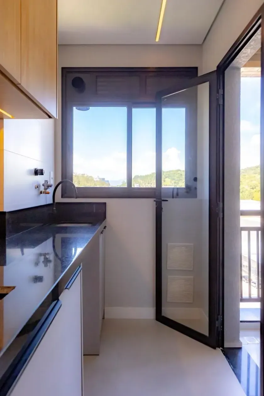Apartamento semi-mobiliado com 2 suítes e 2 vagas de garagem na Praia dos Amores — foto 11