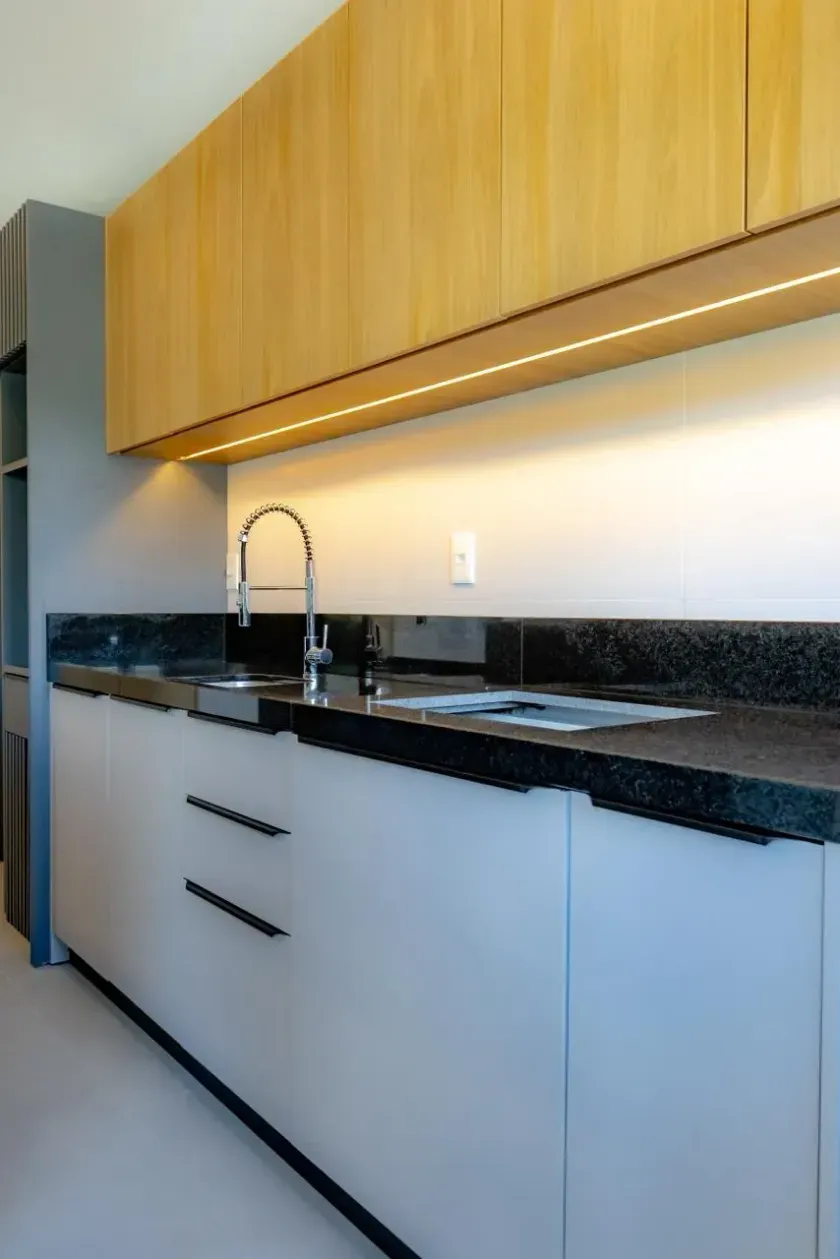 Apartamento semi-mobiliado com 2 suítes e 2 vagas de garagem na Praia dos Amores — foto 10