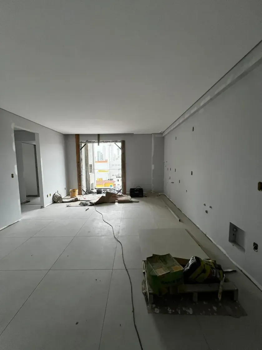Apartamento em construção com 2 dormitórios sendo 1 suíte e 2 vagas de garagem em Balneário Camboriú