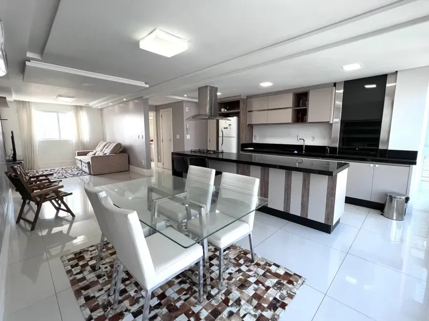 Apartamento com 3 dormitórios sendo 1 suíte e 3 vagas de garagem em Balneário Camboriú/SC
