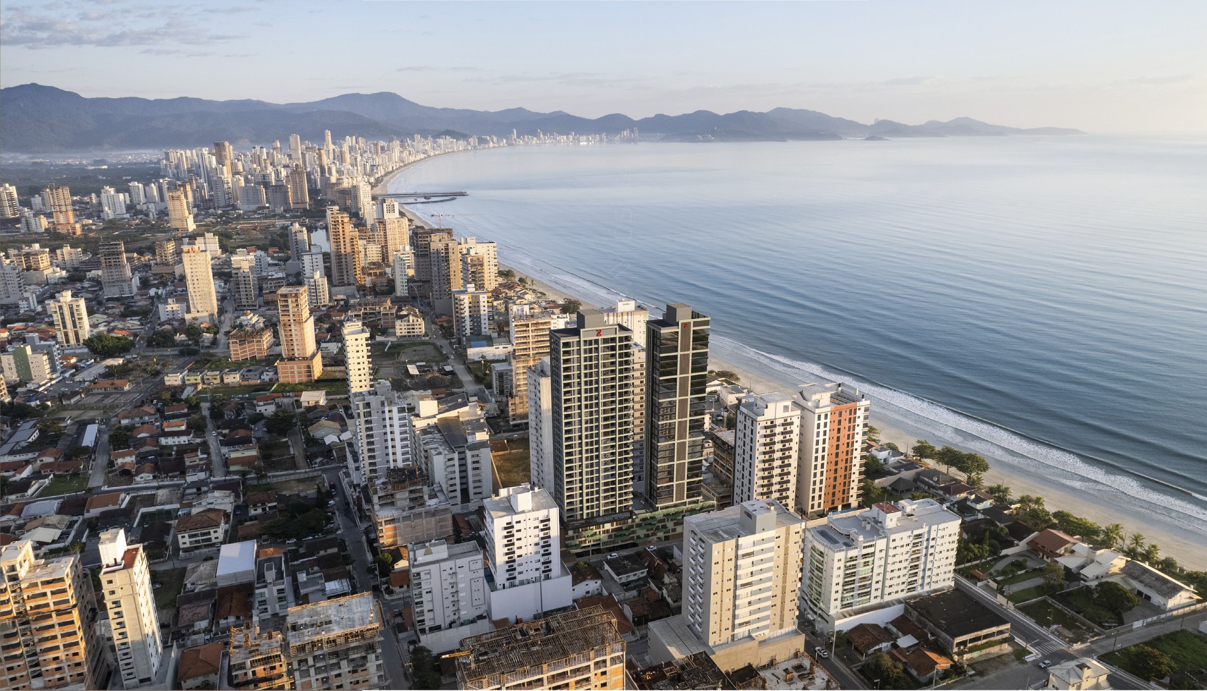 Ammos 104 — vista aérea da orla do Perequê com as duas torres a 100 m da praia, Zimmermann, Balneário Perequê, Porto Belo SC Ammos 104 — vista aérea da orla do Perequê com as duas torres a 100 m da praia, Zimmermann, Balneário Perequê, Porto Belo SC