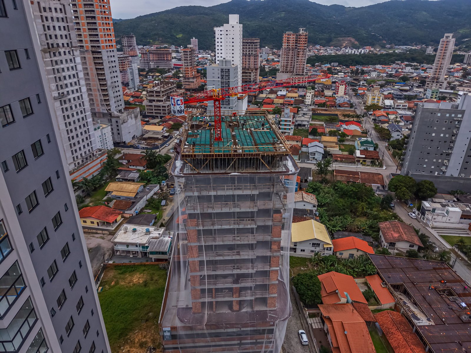 Aventador Beach Tower — andamento da obra, NH Empreendimentos, Balneário Perequê, Porto Belo SC Aventador Beach Tower — andamento da obra, NH Empreendimentos, Balneário Perequê, Porto Belo SC