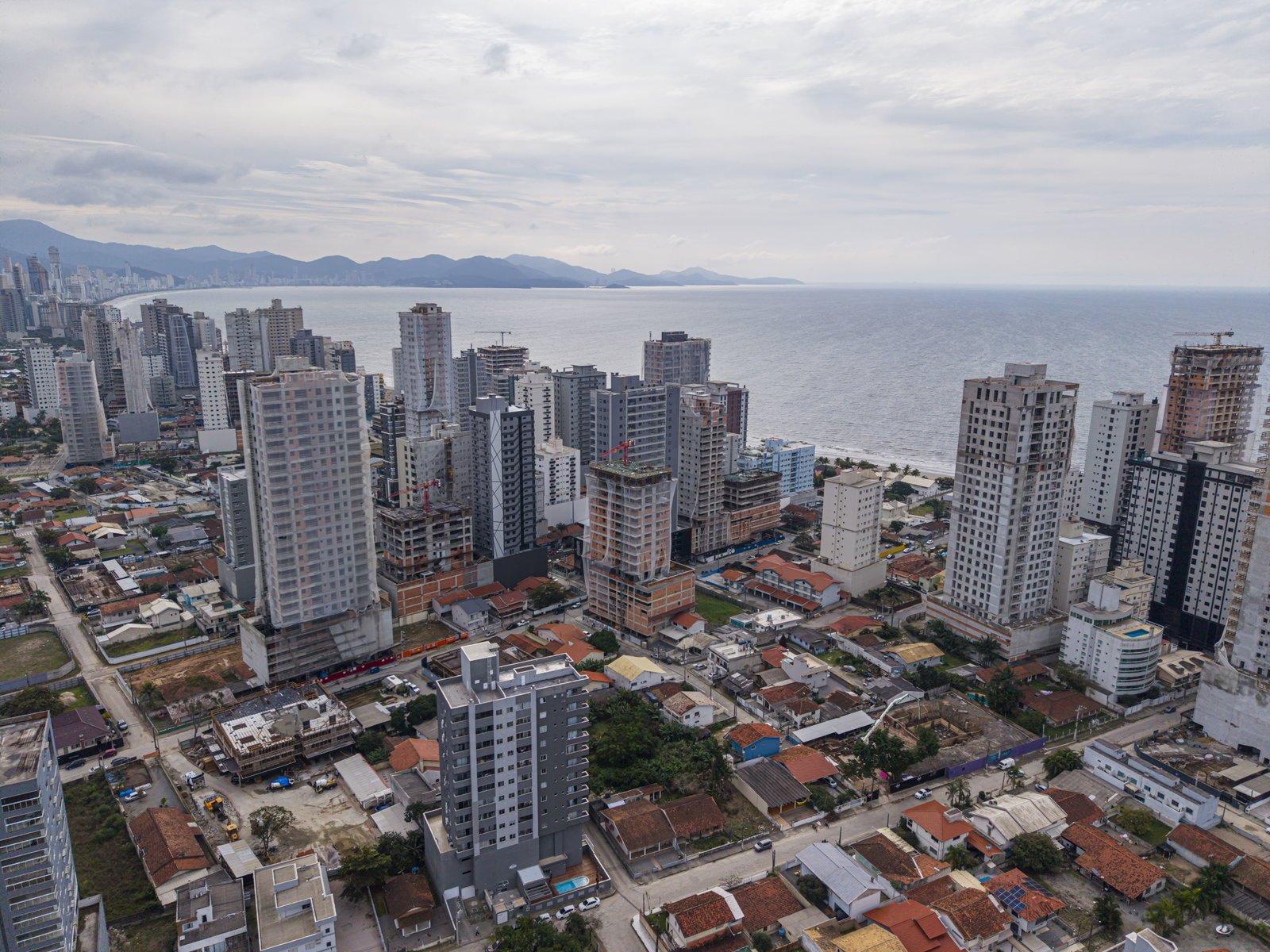 Aventador Beach Tower — andamento da obra, NH Empreendimentos, Balneário Perequê, Porto Belo SC Aventador Beach Tower — andamento da obra, NH Empreendimentos, Balneário Perequê, Porto Belo SC
