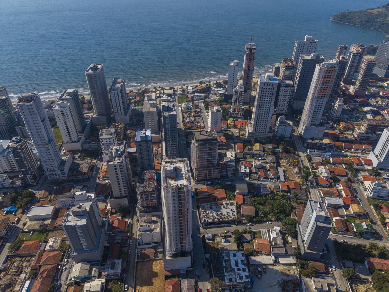 Aventador Beach Tower — andamento da obra, NH Empreendimentos, Balneário Perequê, Porto Belo SC Aventador Beach Tower — andamento da obra, NH Empreendimentos, Balneário Perequê, Porto Belo SC