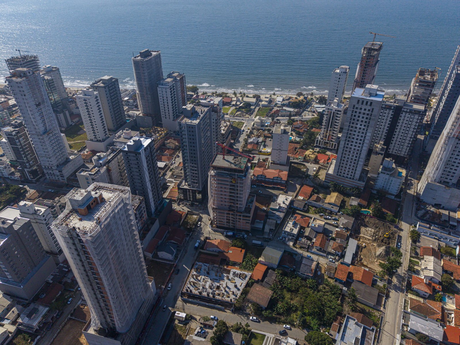 Aventador Beach Tower — andamento da obra, NH Empreendimentos, Balneário Perequê, Porto Belo SC Aventador Beach Tower — andamento da obra, NH Empreendimentos, Balneário Perequê, Porto Belo SC