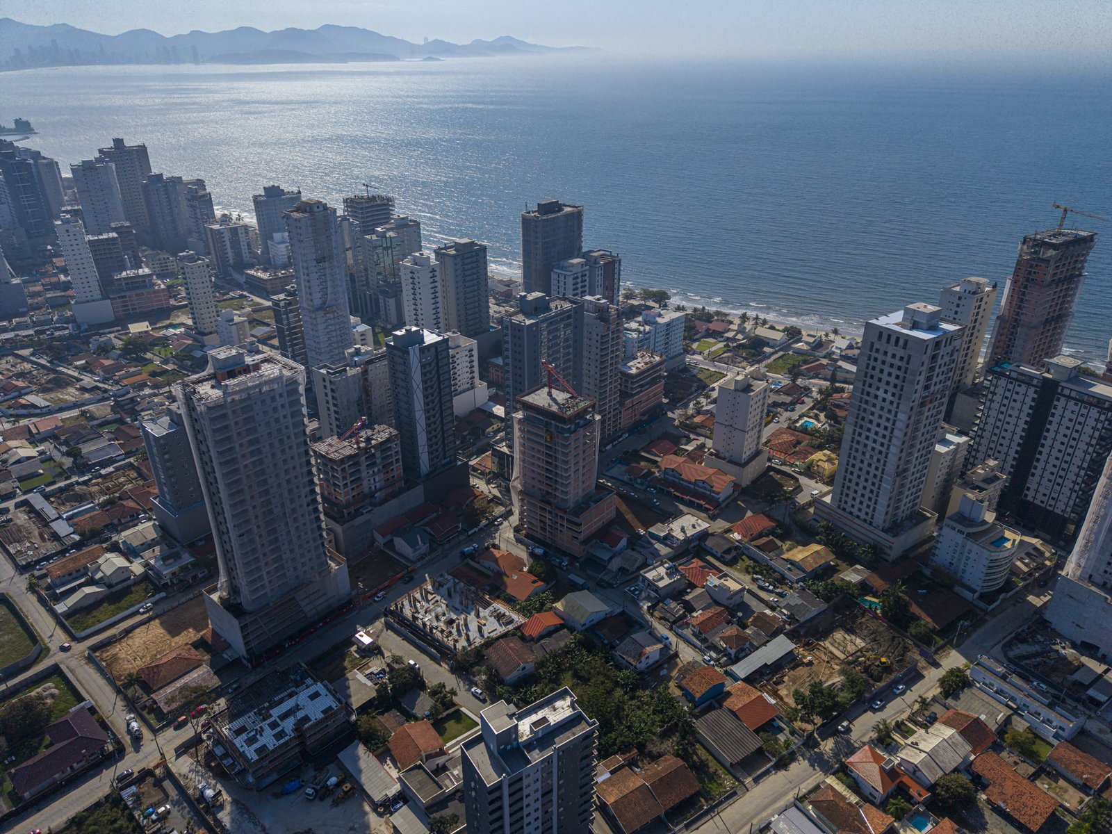 Aventador Beach Tower — andamento da obra, NH Empreendimentos, Balneário Perequê, Porto Belo SC Aventador Beach Tower — andamento da obra, NH Empreendimentos, Balneário Perequê, Porto Belo SC