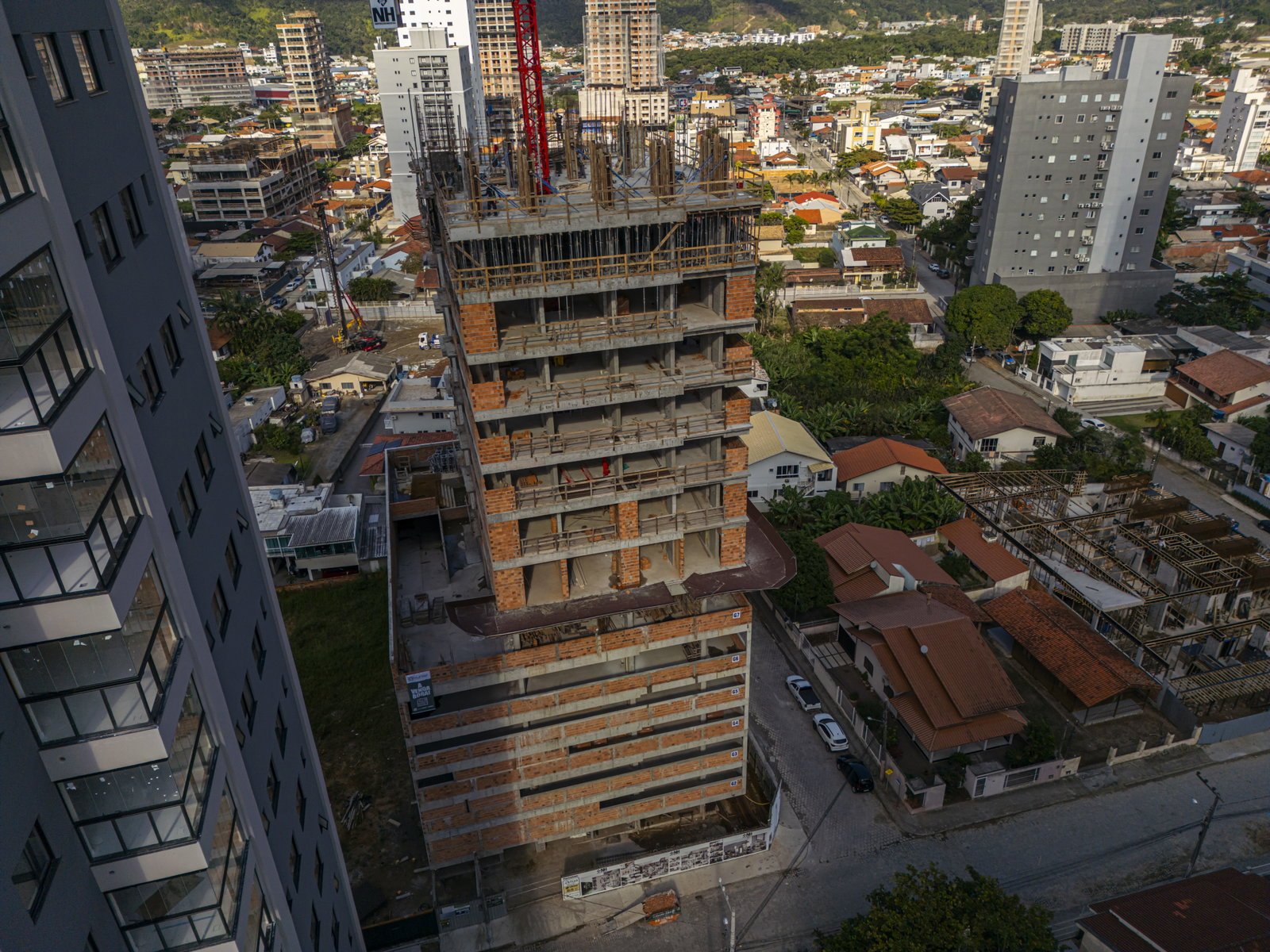 Aventador Beach Tower — andamento da obra, NH Empreendimentos, Balneário Perequê, Porto Belo SC Aventador Beach Tower — andamento da obra, NH Empreendimentos, Balneário Perequê, Porto Belo SC
