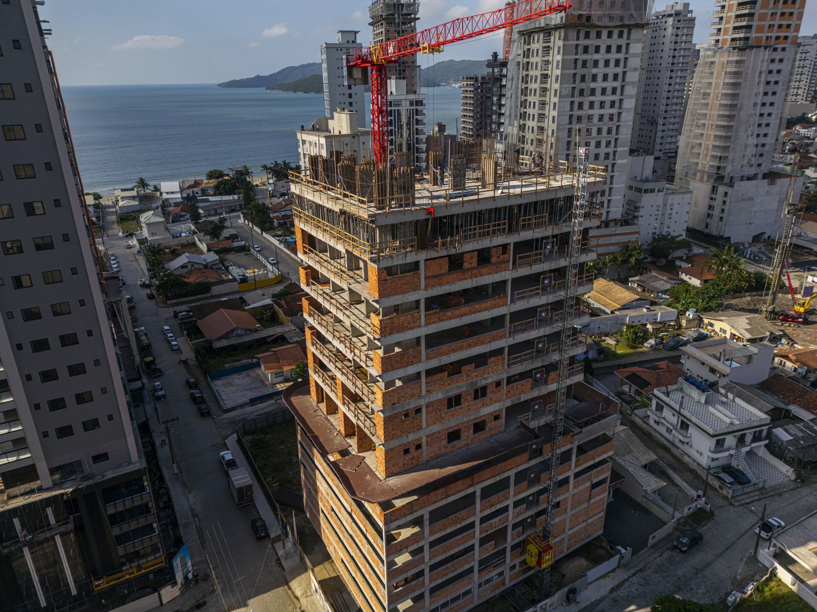Aventador Beach Tower — andamento da obra, NH Empreendimentos, Balneário Perequê, Porto Belo SC Aventador Beach Tower — andamento da obra, NH Empreendimentos, Balneário Perequê, Porto Belo SC