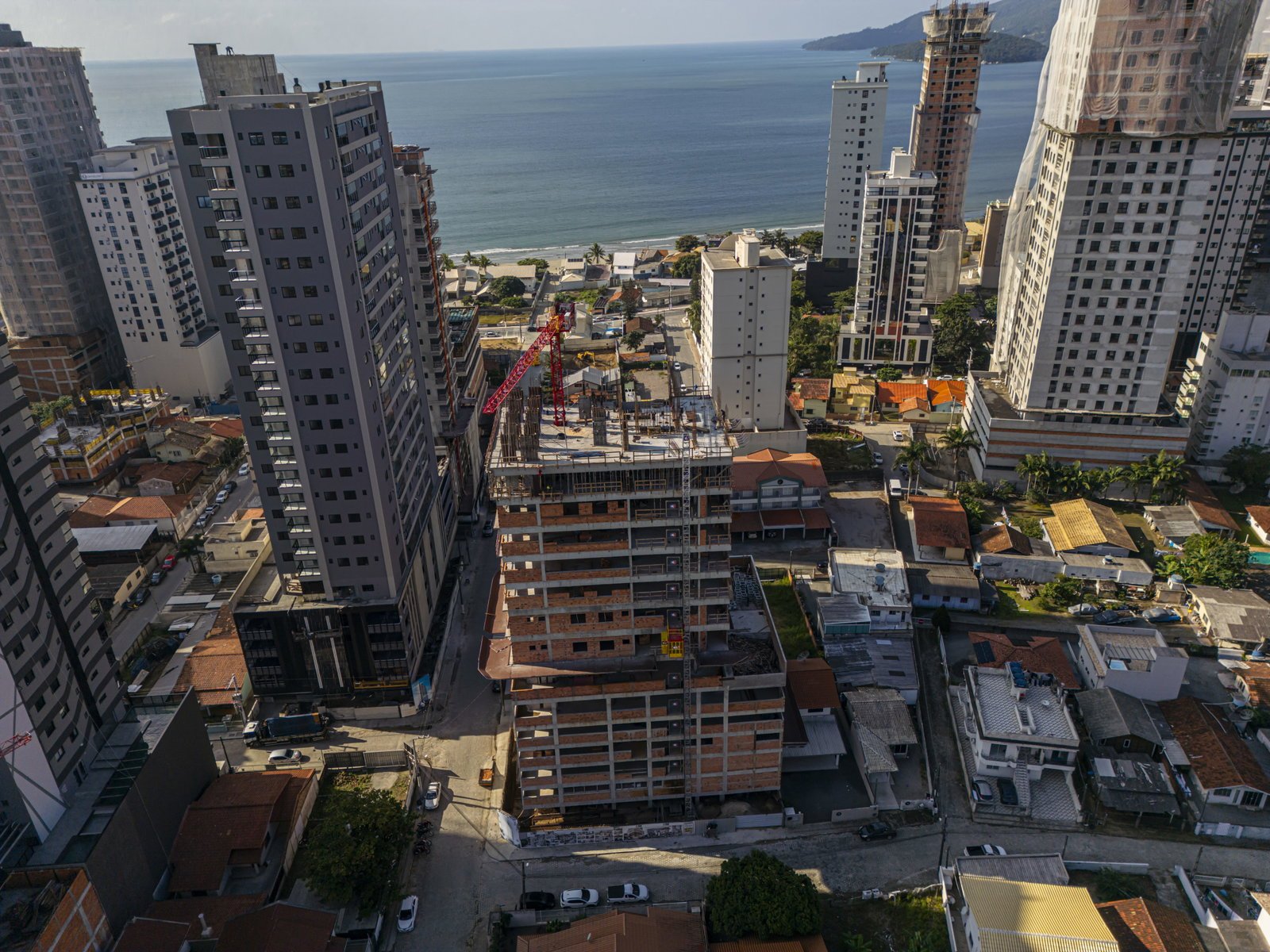 Aventador Beach Tower — andamento da obra, NH Empreendimentos, Balneário Perequê, Porto Belo SC Aventador Beach Tower — andamento da obra, NH Empreendimentos, Balneário Perequê, Porto Belo SC