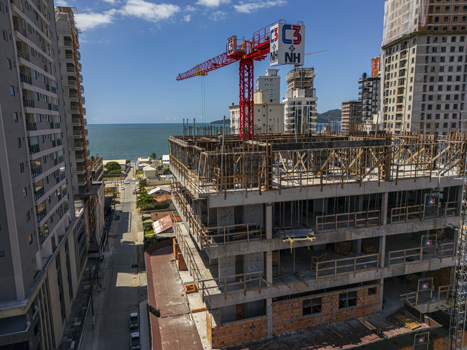 Aventador Beach Tower — andamento da obra, NH Empreendimentos, Balneário Perequê, Porto Belo SC Aventador Beach Tower — andamento da obra, NH Empreendimentos, Balneário Perequê, Porto Belo SC