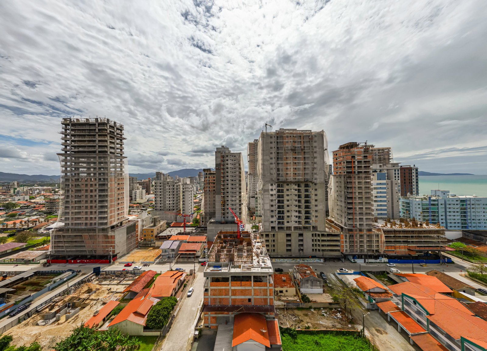 Aventador Beach Tower — andamento da obra em 08/10/2025, NH Empreendimentos, Balneário Perequê, Porto Belo SC Aventador Beach Tower — andamento da obra em 08/10/2025, NH Empreendimentos, Balneário Perequê, Porto Belo SC
