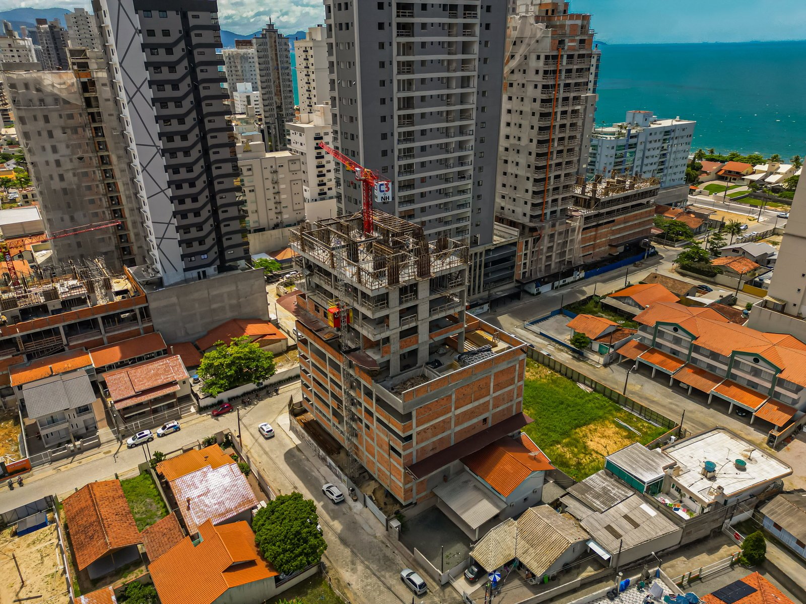 Aventador Beach Tower — andamento da obra, NH Empreendimentos, Balneário Perequê, Porto Belo SC Aventador Beach Tower — andamento da obra, NH Empreendimentos, Balneário Perequê, Porto Belo SC