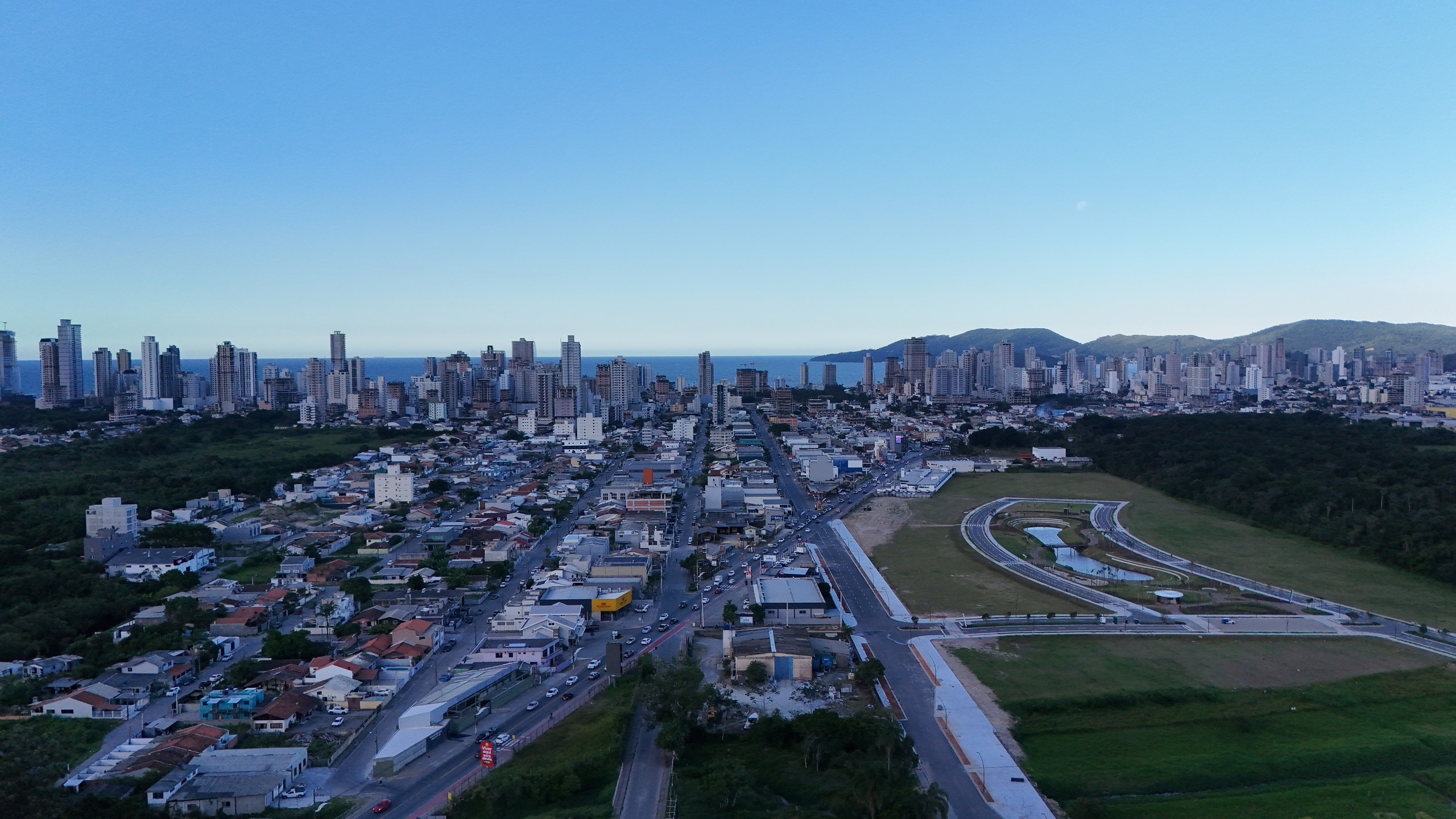 Costa Serenità — Foto aérea do entorno (drone), Mella Construtora, Balneário Perequê, Porto Belo SC Costa Serenità — Foto aérea do entorno (drone), Mella Construtora, Balneário Perequê, Porto Belo SC