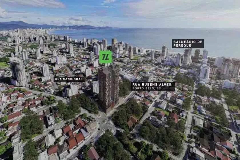 Vista aérea da localização do Electra, da Thozen, em Porto Belo, com o mar e a cidade ao redor