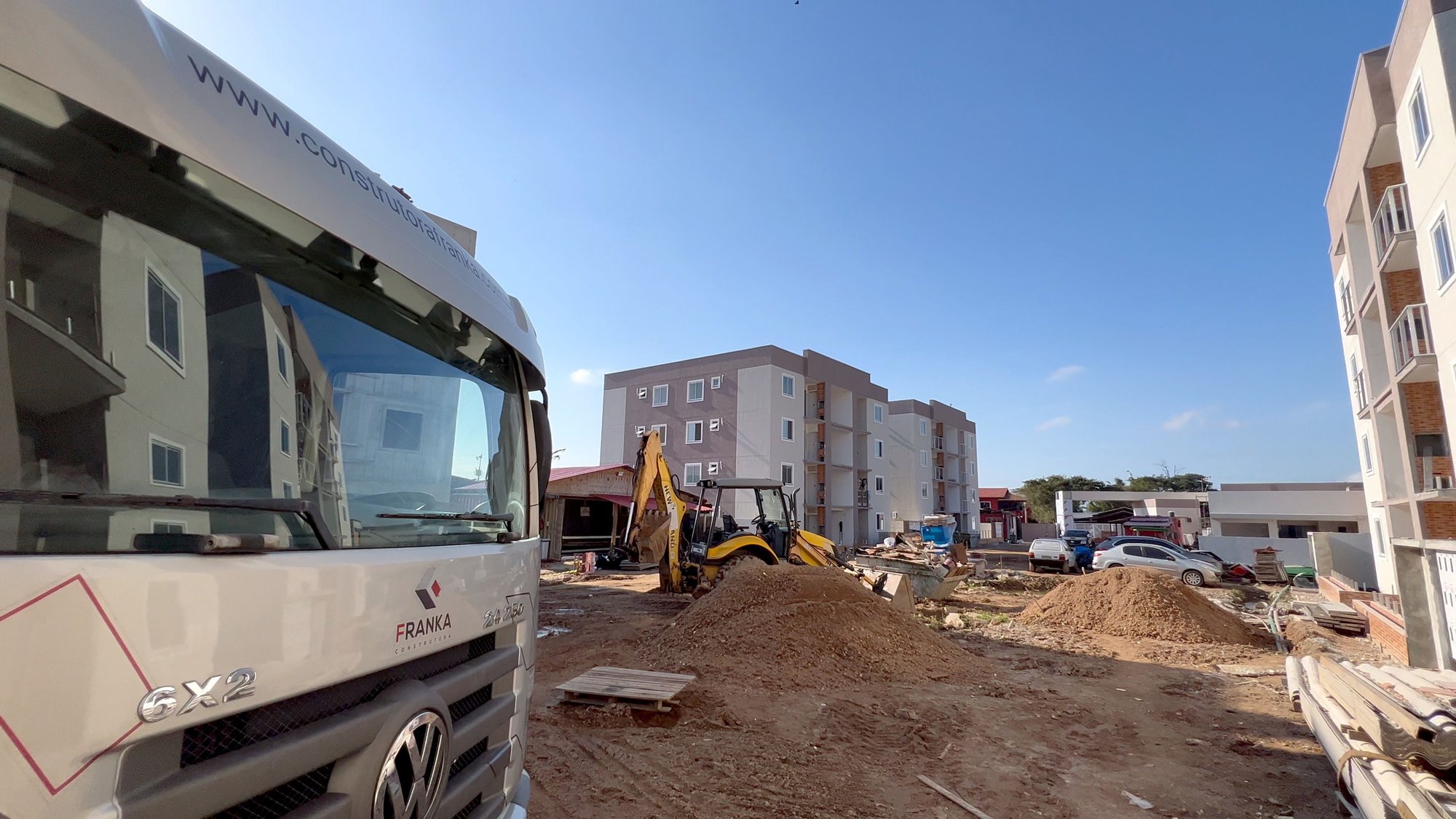 Jardins di Porto Belo — andamento da obra, Franka Empreendimentos, Balneário Perequê, Porto Belo SC Jardins di Porto Belo — andamento da obra, Franka Empreendimentos, Balneário Perequê, Porto Belo SC