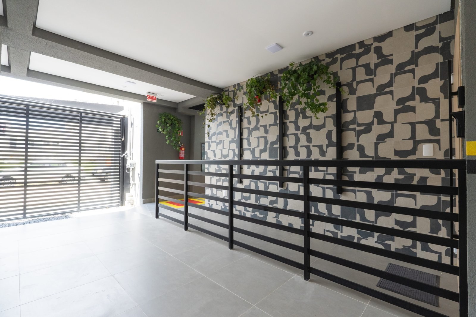 Leblon Residence — Acesso e garagem (foto real), Construtora Pro House, Porto Belo SC