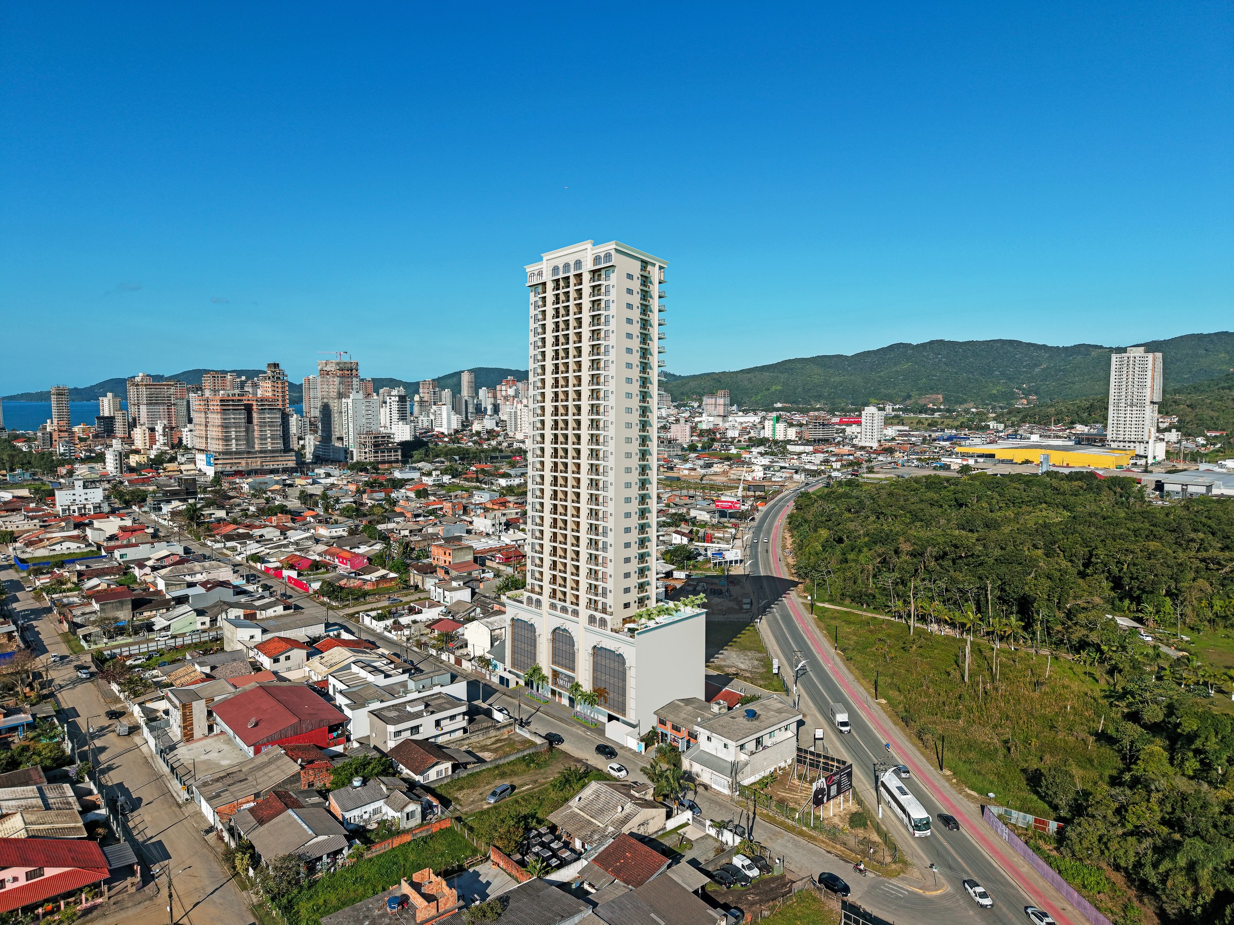 Porto Amalfi Residence — vista aérea da torre na esquina da Rua Argemiro com a Av. Gov. Celso Ramos, AR Incorporadora, Balneário Perequê, Porto Belo SC