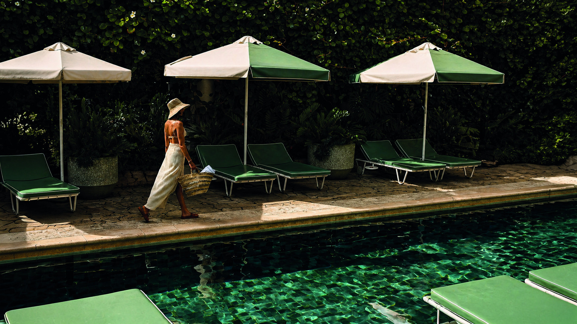 Reserva Tedesco & Mensch — piscina externa com lounge e ombrelones, Grupo TED, Jardim Dourado, Porto Belo SC Reserva Tedesco & Mensch — piscina externa com lounge e ombrelones, Grupo TED, Jardim Dourado, Porto Belo SC