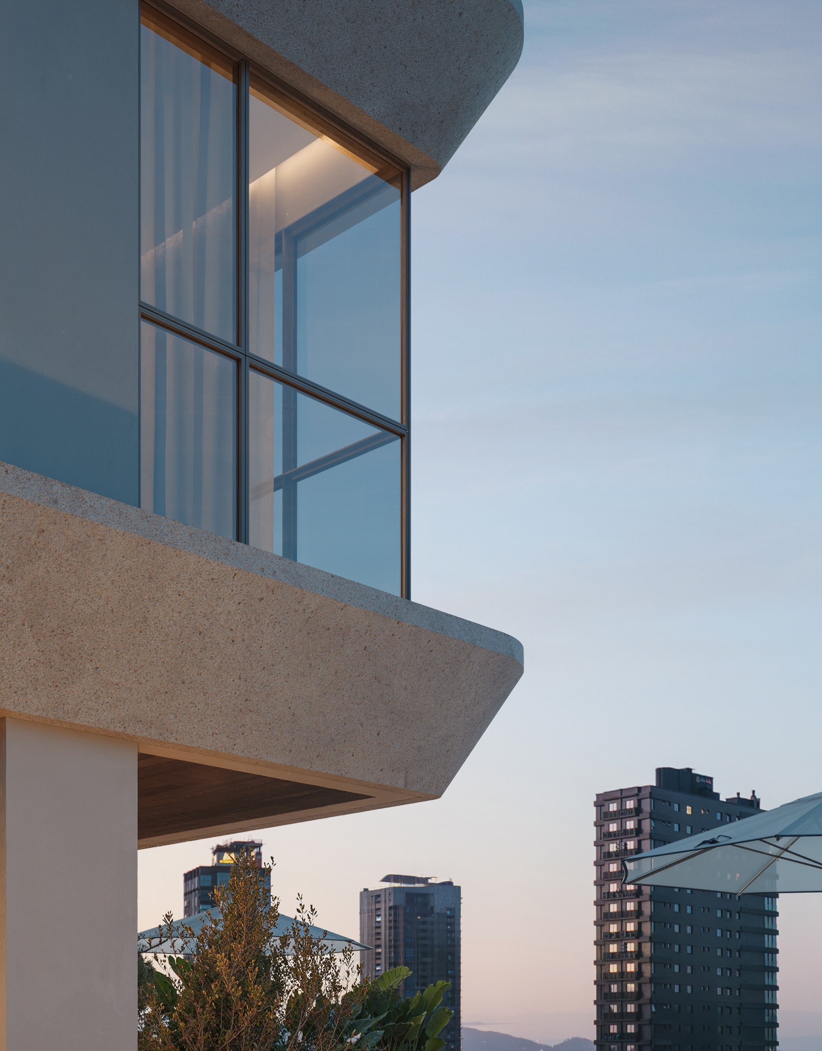 Spiaggia Club Residence — detalhe da sacada, H Living, Balneário Perequê, Porto Belo SC Spiaggia Club Residence — detalhe da sacada, H Living, Balneário Perequê, Porto Belo SC
