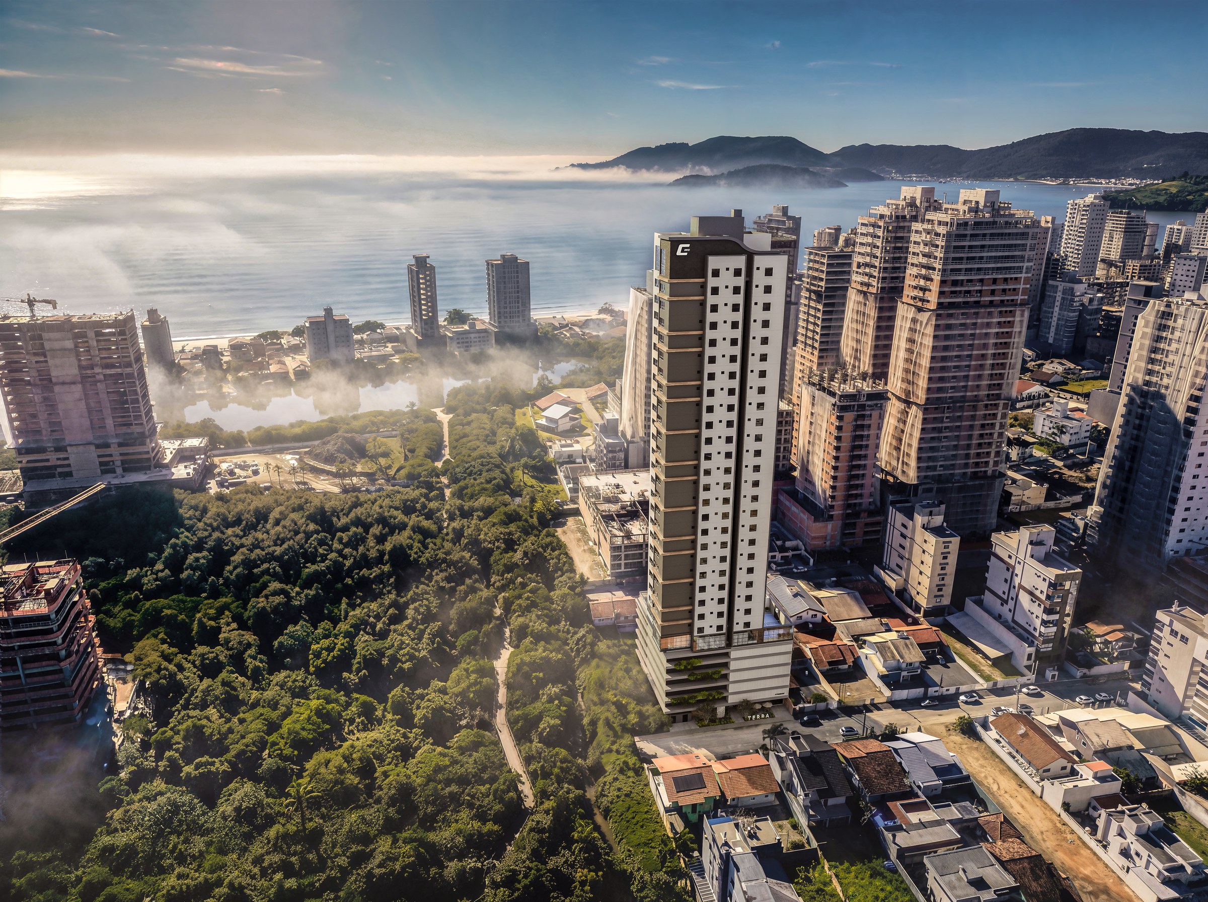 Terra Tower — vista aérea da torre com a bruma da manhã sobre o parque