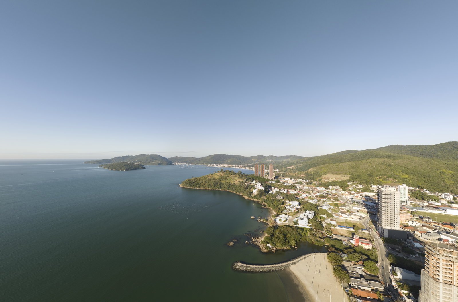 Vieiras — vista aérea da baía com as torres, Ars Kammer, Vila Nova, Porto Belo SC