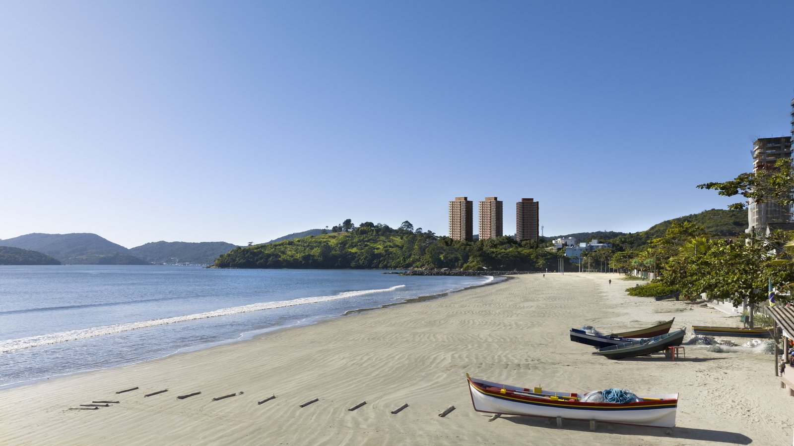 Vieiras — vista das torres a partir da Praia do Perequê, Ars Kammer, Vila Nova, Porto Belo SC
