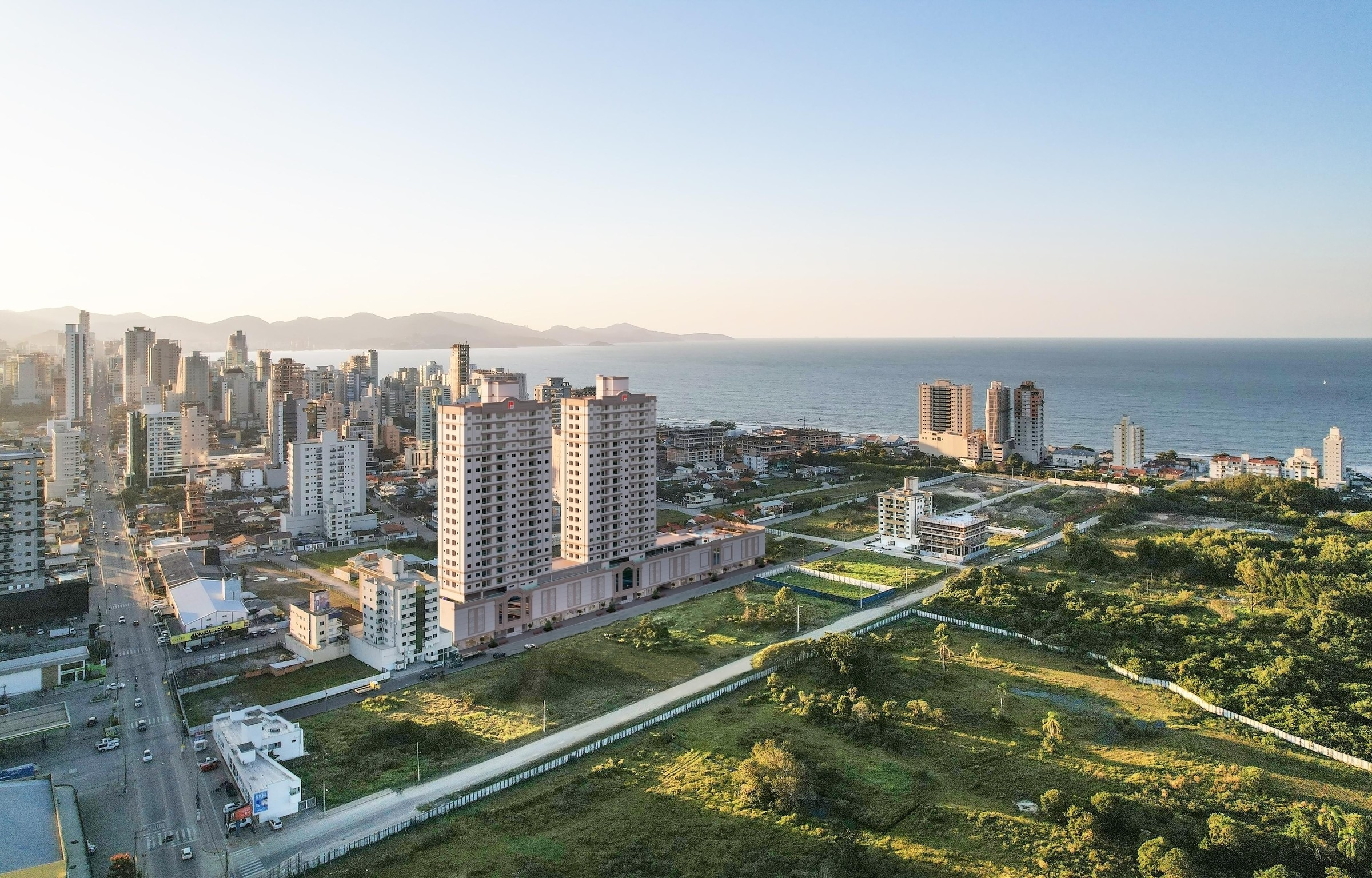 Artis Home Club — Vista aérea do Artis Home Club inserido na paisagem de Porto Belo, com o mar e a cidade ao fundo, Pasqualotto Construtora, Porto Belo SC
