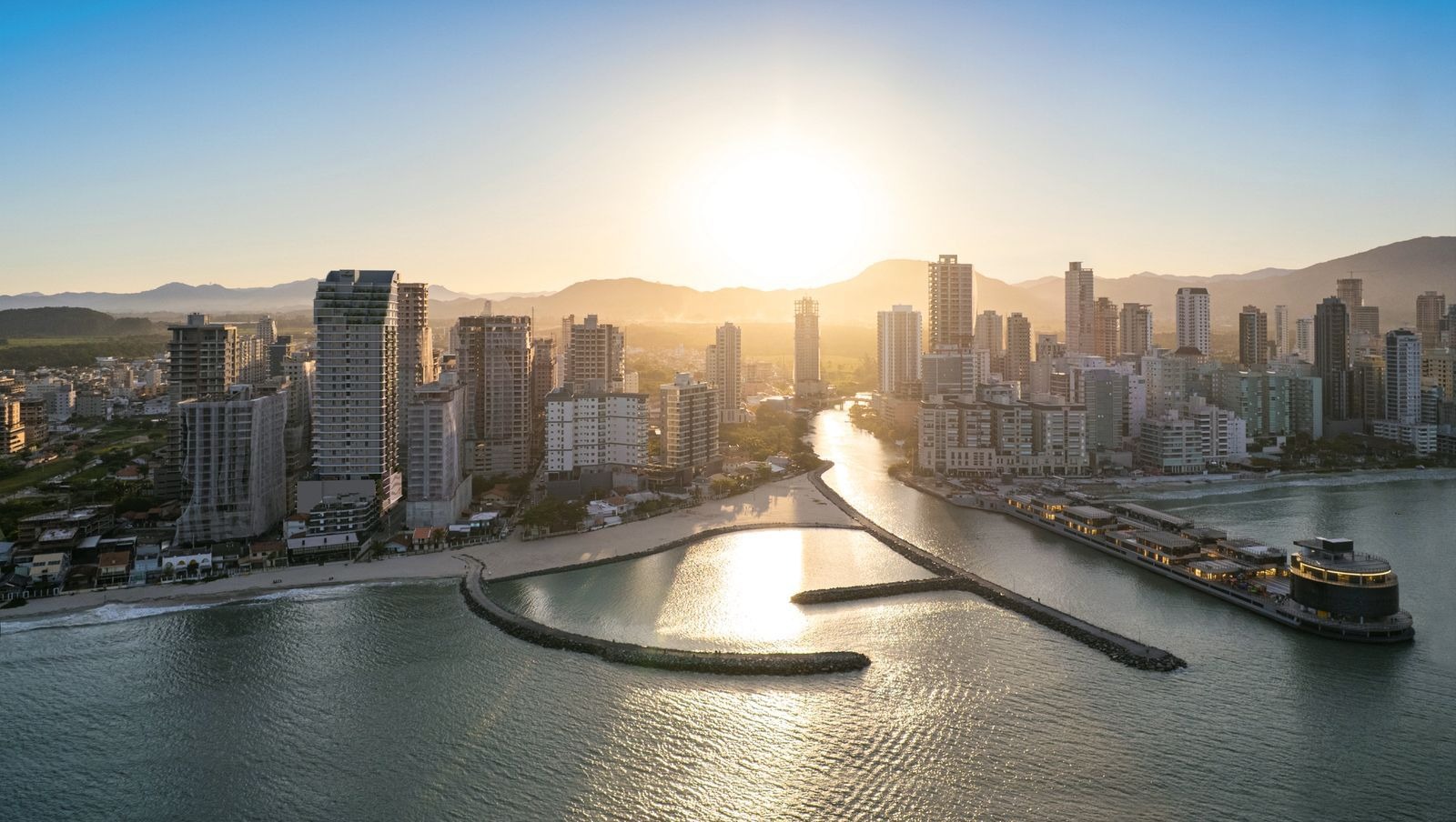 Mar da Galiléia Residence — vista aérea da orla ao pôr do sol, VPR.M7 Empreendimentos, Balneário Perequê, Porto Belo SC