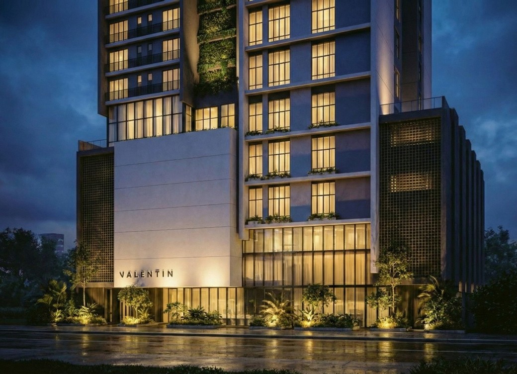Valentin — Valentin em Porto Belo SC: embasamento e entrada à noite, com o nome Valentin na fachada e paisagismo iluminado, M Santos Empreendimentos, Porto Belo SC